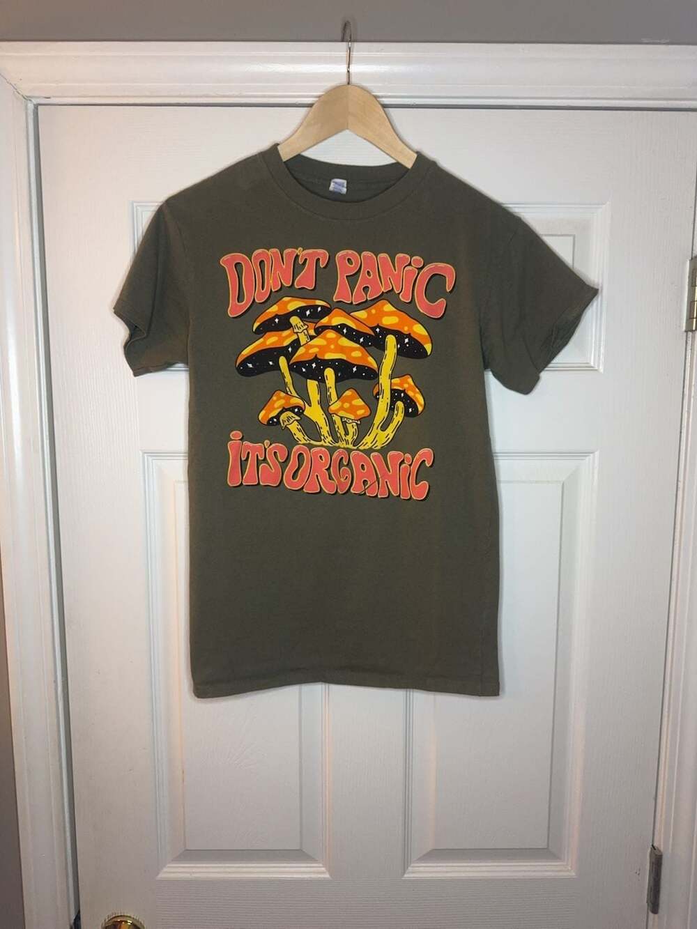Brisco Brands Don't Panic It's Organic Mushroom Graphic T-Shirt Size S